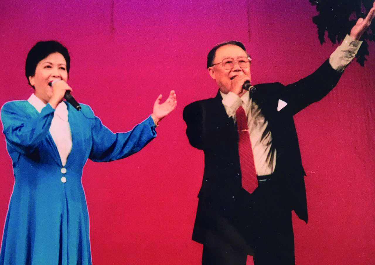 6张目（右）谢芳（左）夫妇在舞台上