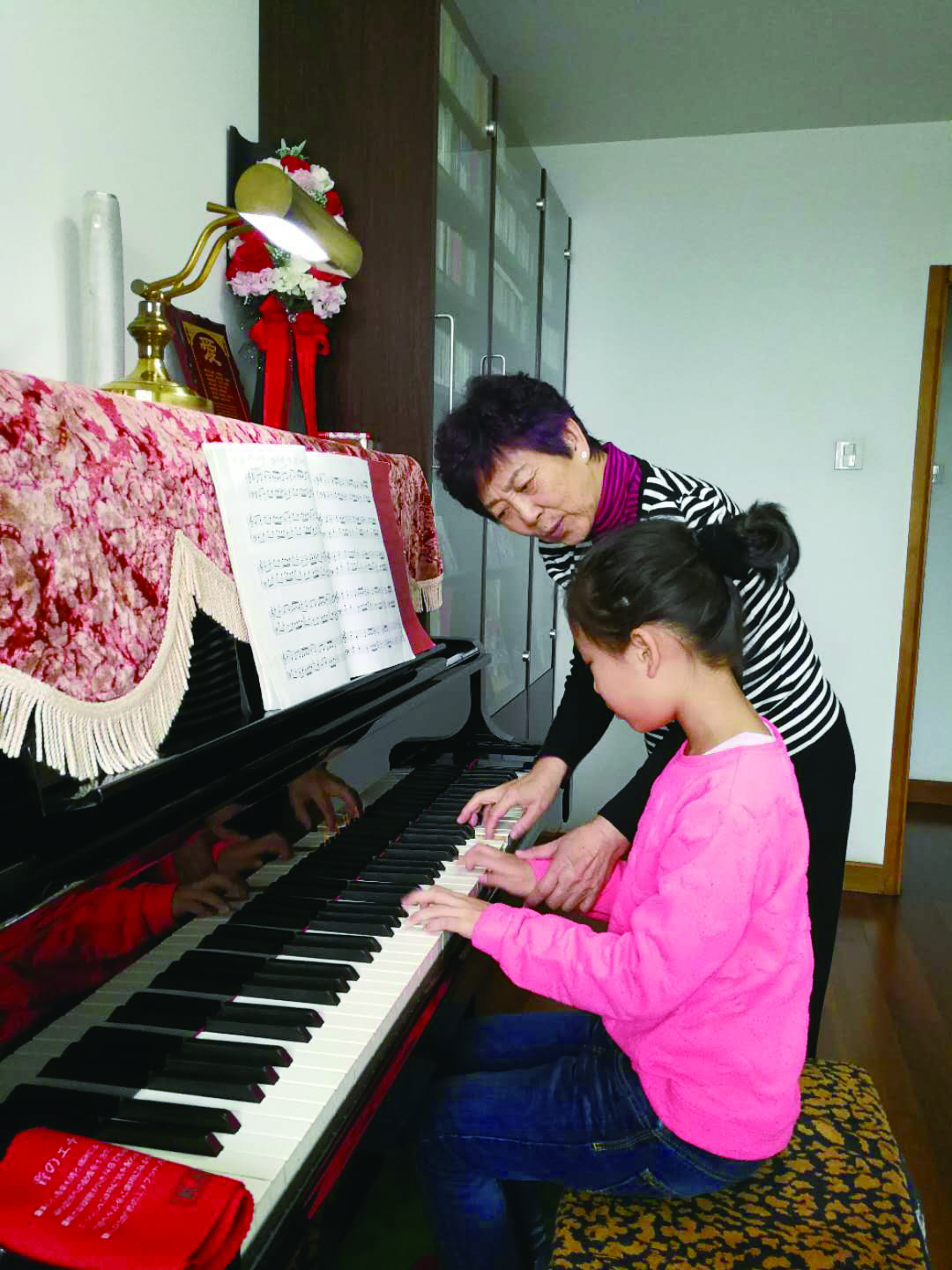 3、黄瑛老师辅导学生学习钢琴
